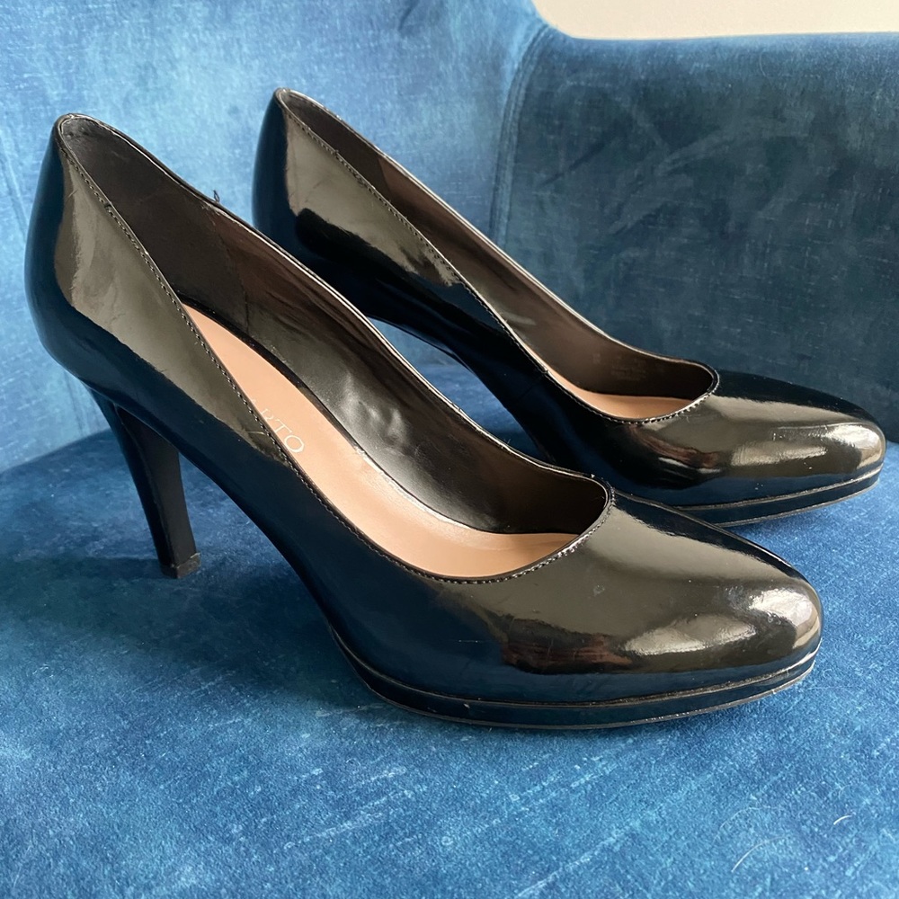 Franco Sarto Patent Heels fits a small size 9